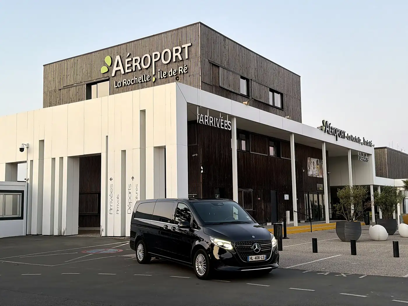 MyCourse Mercedes van outside the terminal at La Rochelle Île de Ré airport