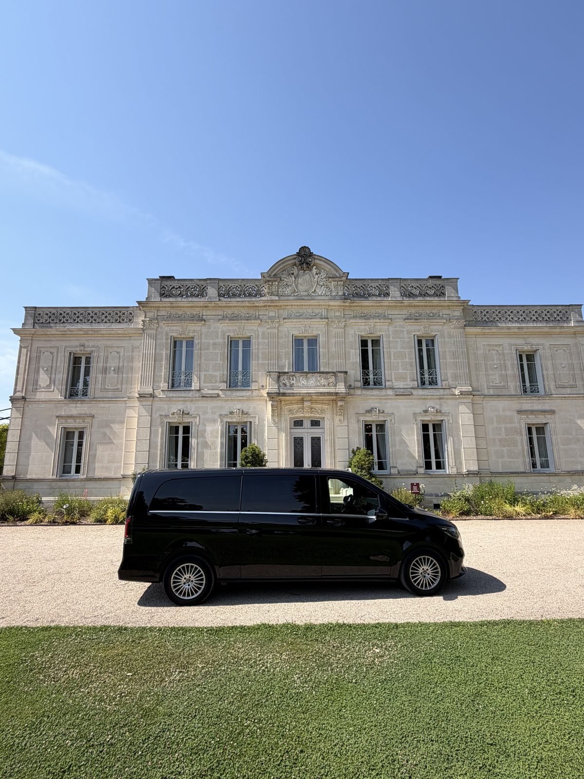 Van MyCourse devant un château, mariages et événements