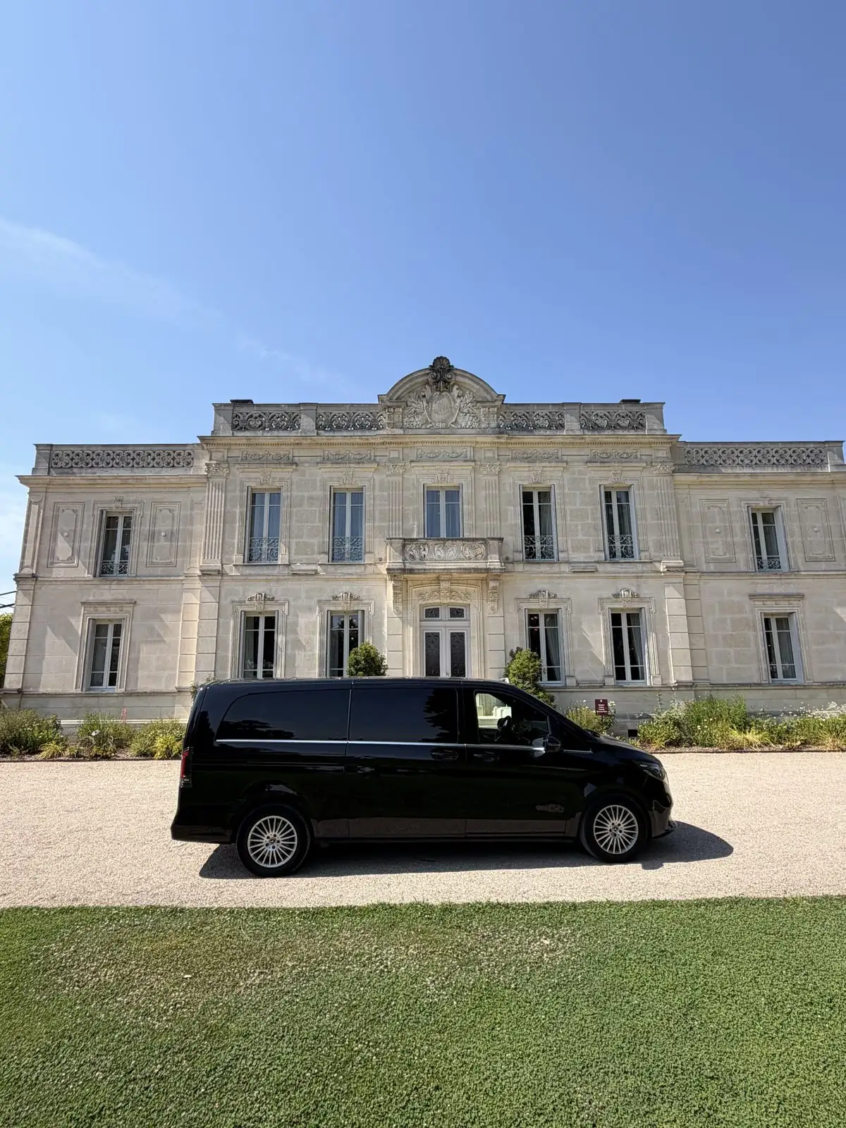MyCourse van in front of a château, a wedding reception venue