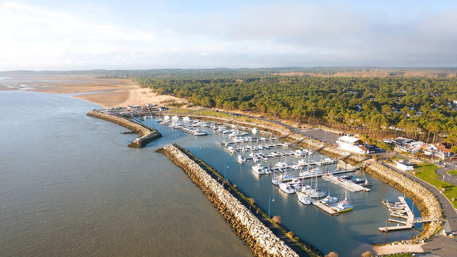 Port de plaisance de La Palmyre vu du ciel, entre la forêt de pins et la plage