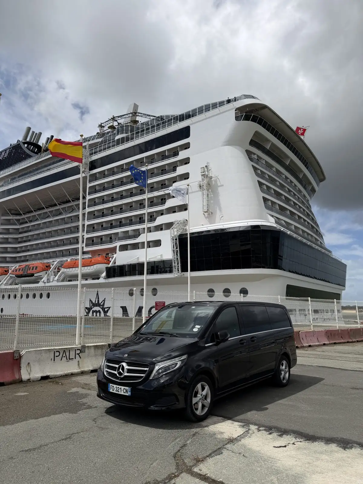MyCourse van in front of a cruise ship in La Rochelle, sightseeing tours