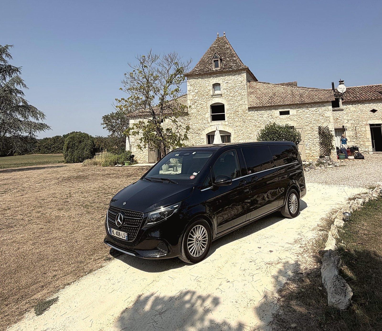 Van devant un domaine de l'Île de Ré