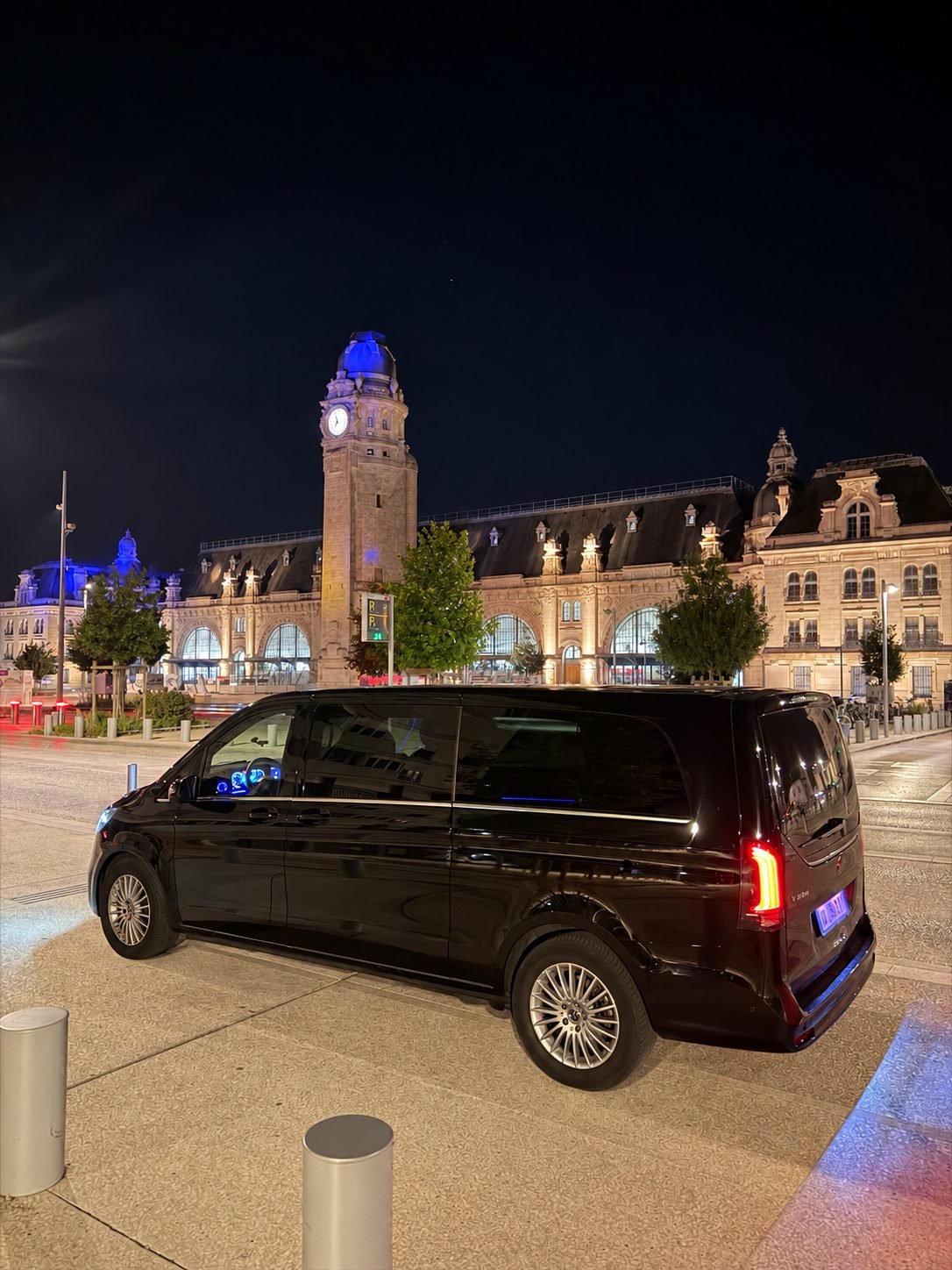 Van MyCourse de nuit devant la gare de La Rochelle