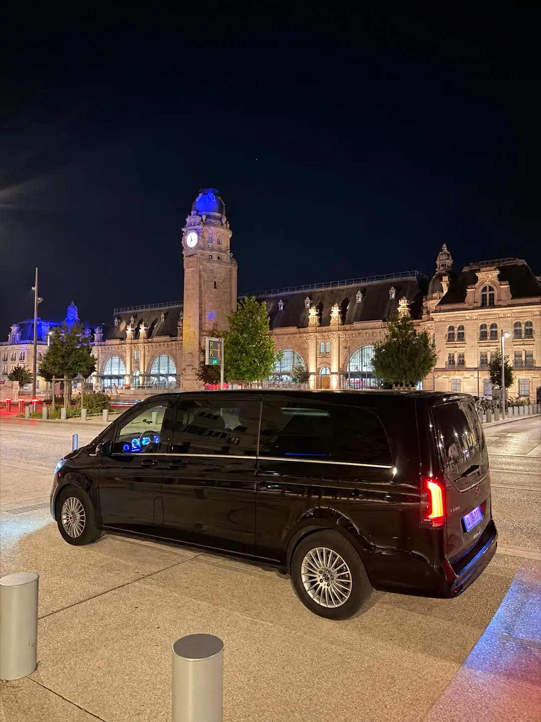 Van MyCourse de nuit devant la gare de La Rochelle