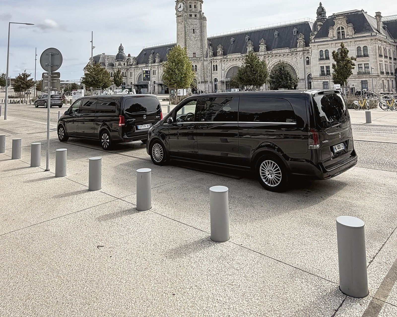 Vans MyCourse devant la gare de La Rochelle