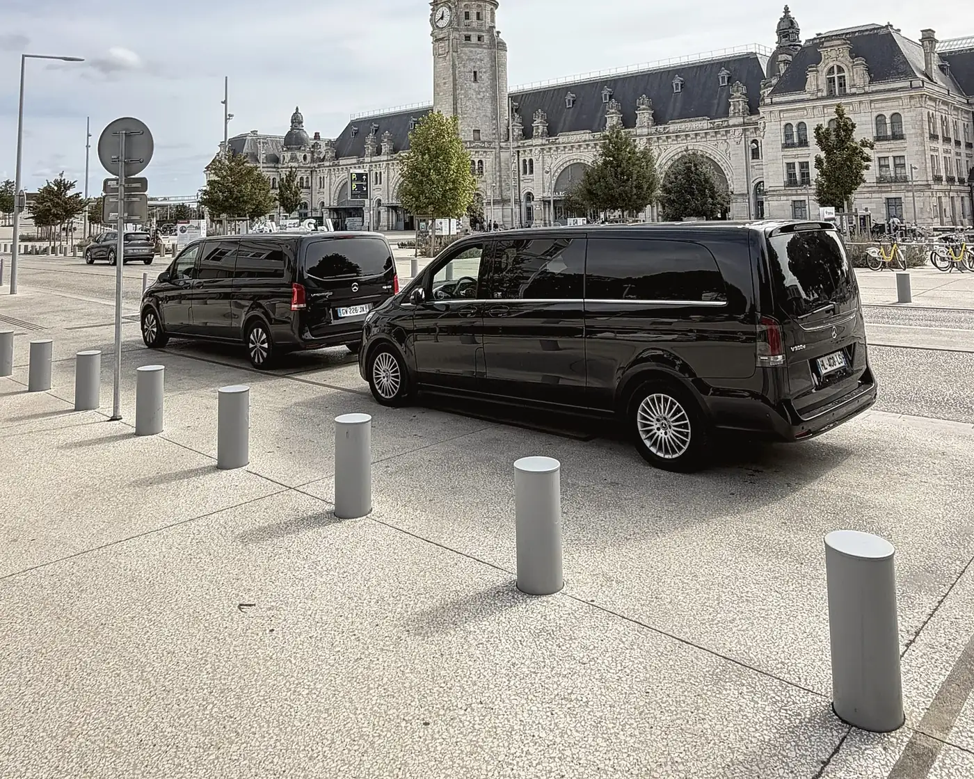 Vans MyCourse devant la gare de La Rochelle