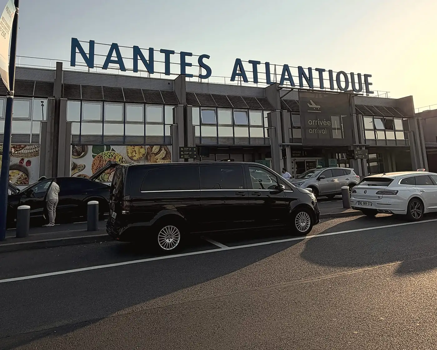 Van MyCourse devant l'aéroport Nantes Atlantique