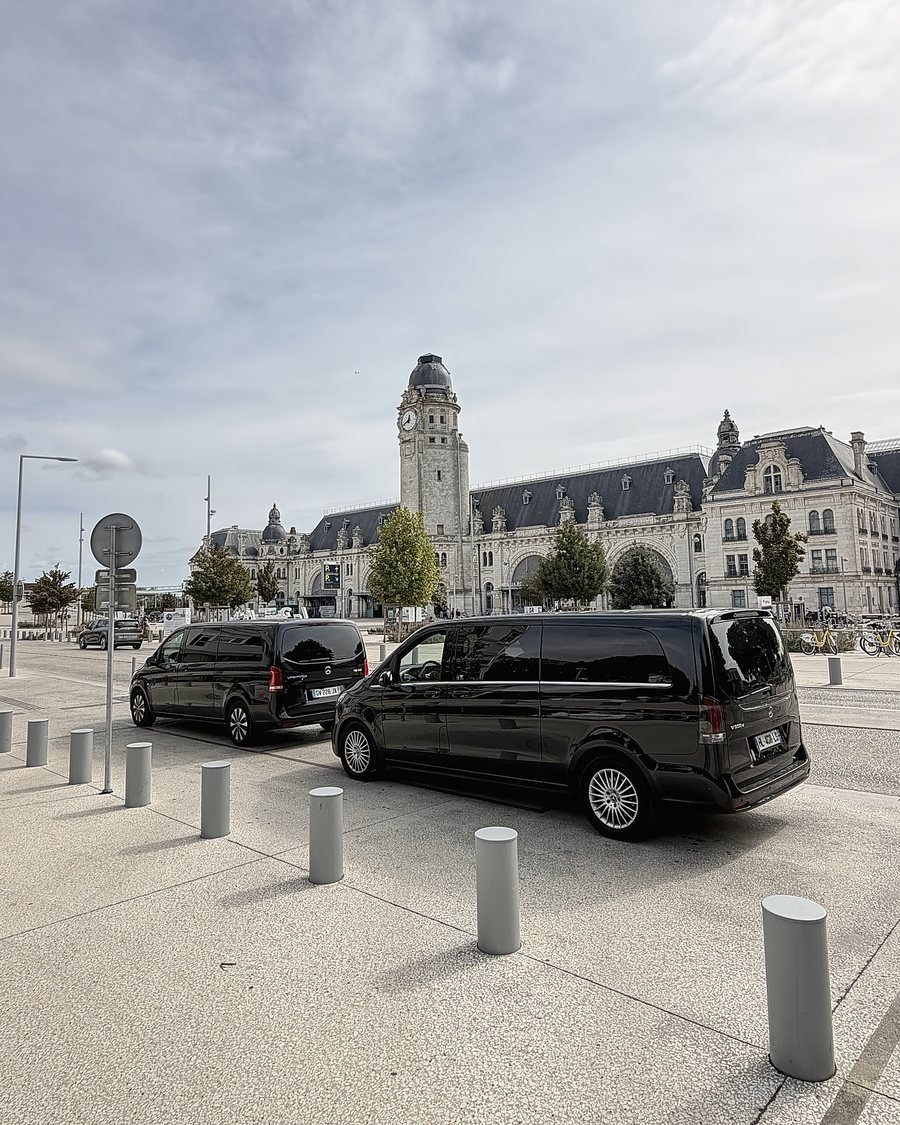 Vans MyCourse à la gare de La Rochelle, familles et groupes avec bagages