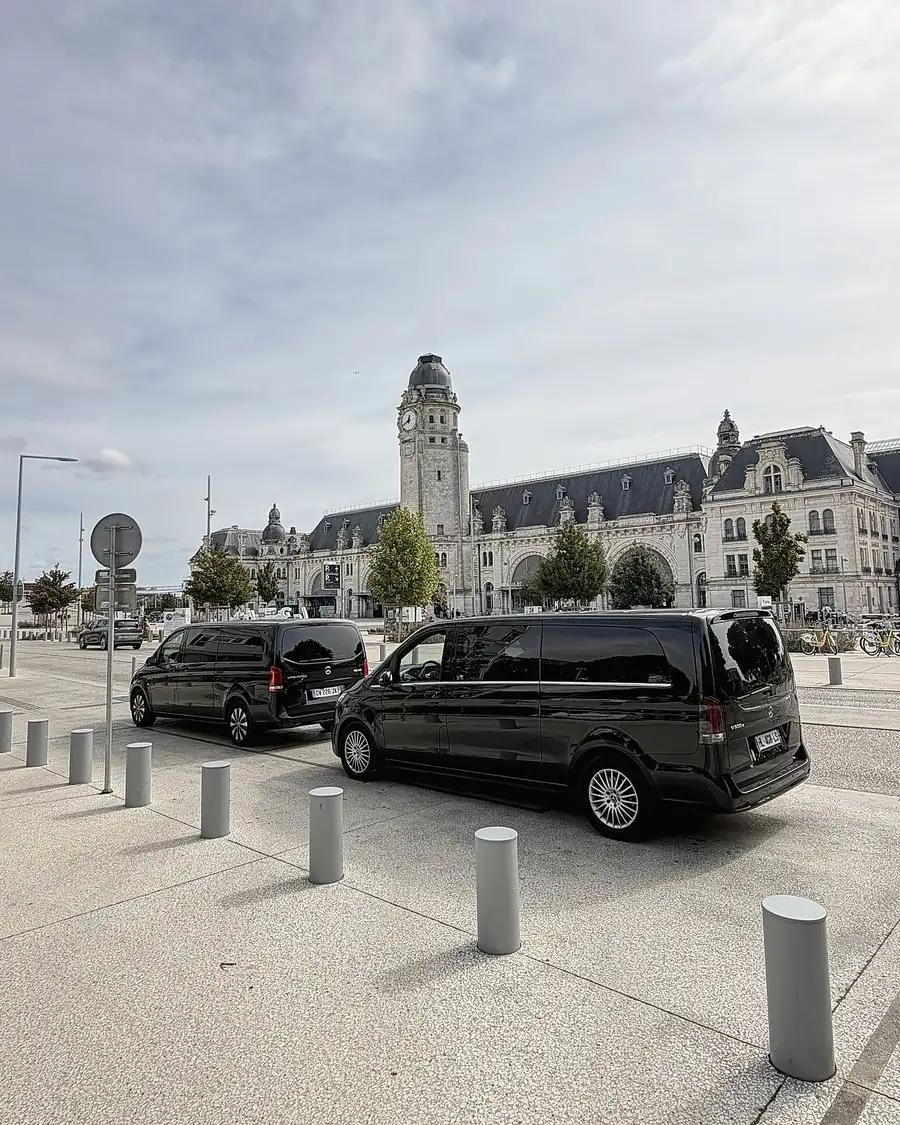 MyCourse vans at La Rochelle station, families and groups with luggage