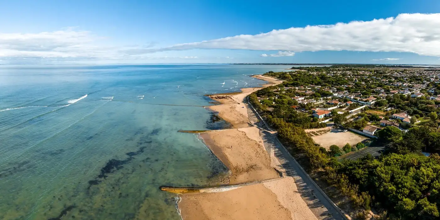 Côte de l'île de Ré vue du ciel, plages et maisons blanches