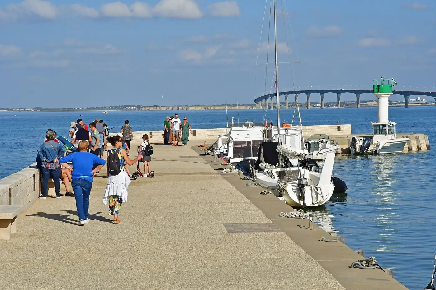 Jetée de Rivedoux-Plage avec le pont de l'île de Ré en arrière-plan