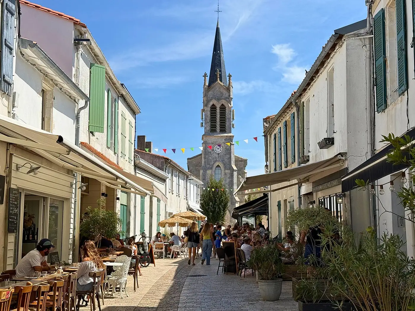 Rue animée et terrasses à La Couarde-sur-Mer, île de Ré