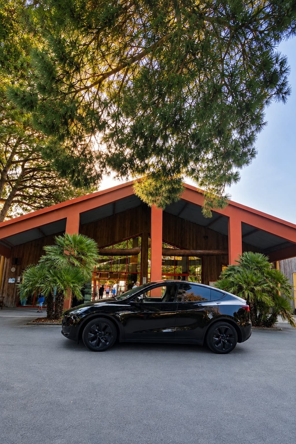 Tesla MyCourse avec chauffeur pour vos transferts et courses à La Rochelle