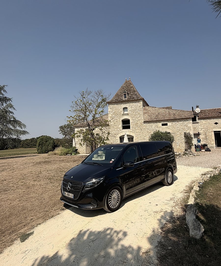Van devant un domaine de l'Île de Ré