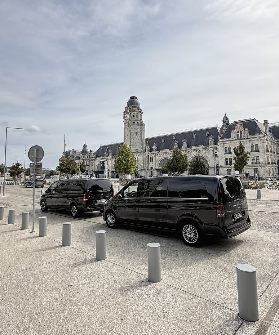 Vans MyCourse devant la gare de La Rochelle